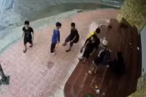 Hà Nội: Truy tìm nhóm đối tượng đâm người đi bộ để cướp tài sản