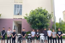 Hà Tĩnh: Nhóm thiếu niên ném đá xe khách, bốc đầu lạng lách