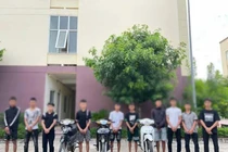 Hà Tĩnh: Nhóm thiếu niên ném đá xe khách, bốc đầu lạng lách