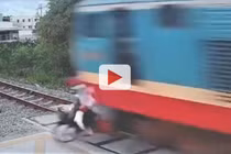 Video: Cố băng qua đường sắt, thanh niên bị tông tử vong