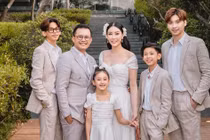 Hoa hậu Hà Kiều Anh tung bộ ảnh gia đình tuyệt đẹp nhân dịp kỷ niệm 15 năm hôn nhân