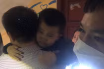 Giải cứu bé trai 4 tuổi bị kẹt dưới hố thang máy ở Hà Nội