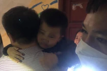 Giải cứu bé trai 4 tuổi bị kẹt dưới hố thang máy ở Hà Nội