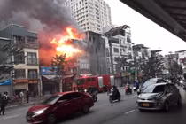 Hà Nội: Cháy lớn căn nhà mặt đường, nhiều người dân hoảng loạn