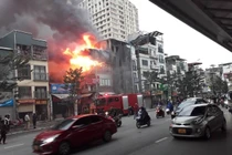 Hà Nội: Cháy lớn căn nhà mặt đường, nhiều người dân hoảng loạn