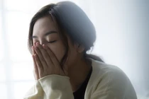 Giỗ lần hai của bố chồng, phát hiện chiếc hộp gỗ lạ trên ban thờ