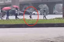 Video: Bức xúc thanh niên quỳ giữa đường xin tiền ở Hà Nội