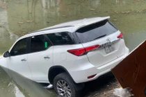 Hà Nội: Nữ tài xế lao ô tô cắm đầu xuống sông Kim Ngưu