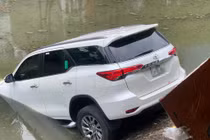 Hà Nội: Nữ tài xế lao ô tô cắm đầu xuống sông Kim Ngưu