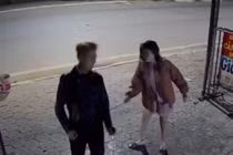 Video: Đi nhậu về muộn, anh chồng bị vợ cầm gậy đón tận cửa