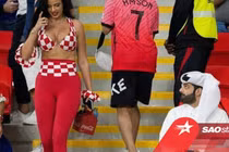 Càng bị chê, cổ động viên nổi tiếng của Croatia càng mặc thiếu vải 