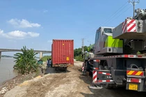 Container lao xuống sông Hồng: Xe vô chủ, quy trách nhiệm thế nào?