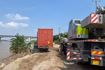 Container lao xuống sông Hồng: Xe vô chủ, quy trách nhiệm thế nào?