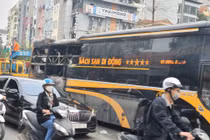 Hà Nội: Xe “Khách sạn di động” cháy rụi phần đuôi khi gần cập bến