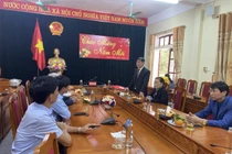 Chủ tịch VUSTA Phan Xuân Dũng chúc Tết, trao tặng Quỹ Khuyến học huyện Hương Sơn