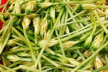 Loại hoa năm chỉ có 1 lần được chế biến nhiều món ăn lạ