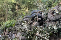 Xe tải lao xuống vực sâu, 6 người chết ở Gia Lai
