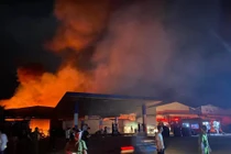 Cháy lớn trong đêm tại một nhà xưởng gần cây xăng ở Hà Nội