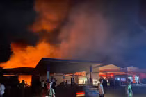 Cháy lớn trong đêm tại một nhà xưởng gần cây xăng ở Hà Nội