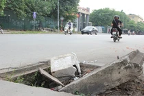 Hà Nội: Nắp cống lộ thiên trên Phố Viên - Nguyễn Đình Tứ “bẫy” người đi đường