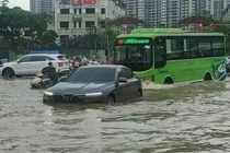 Hà Nội mưa lớn khiến Đại lộ Thăng Long ngập sâu gần 1 mét