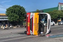 Xe buýt va chạm với container khiến 9 người bị thương ở Hà Tĩnh