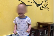 Hà Nội: Bé trai 2 tuổi bị bỏ rơi trên đường lúc rạng sáng