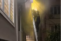 Hà Nội: Gia đình 4 người bị mắc kẹt trong đám cháy lúc rạng sáng