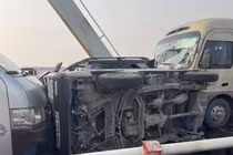 Tai nạn liên hoàn giữa 6 ô tô trên cầu Chương Dương