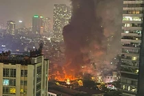 Hà Nội: Cháy 3 nhà liền kề, cột khói bốc cao hàng trăm mét