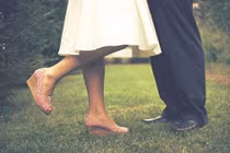 Đến nhà nhân tình của chồng, cô ta đưa một thứ khiến tôi vội bỏ về