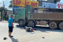 Hoà Bình: Xe máy va chạm ô tô tải, cô gái trẻ tử vong