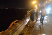 Danh tính tài xế xe tải húc bay lan can cầu Thanh Trì