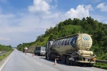 Yên Bái: Dừng ở làn khẩn cấp, lái xe đầu kéo bị đâm tử vong