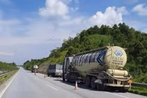 Yên Bái: Dừng ở làn khẩn cấp, lái xe đầu kéo bị đâm tử vong