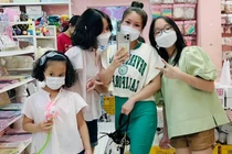 Vợ Hồng Đăng chăm chỉ làm việc giữa lúc chồng liên tục có động thái trở lại