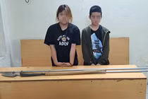 Thiếu nữ đi xe máy chở bạn mang phóng lợn “dạo phố” Hà Nội