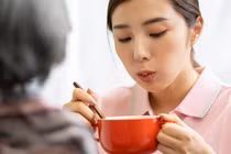 Biết nguyên nhân mẹ chồng đổ bệnh, tôi ân hận vô cùng