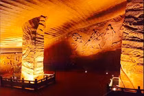 Rút toàn bộ nước trong ao, bất ngờ lộ ra kỳ quan "không tưởng"