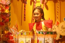 Tuổi thơ 'ùa về' với những mẫu đèn Trung thu cổ từ thời 'ông bà anh'