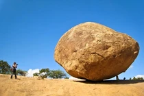 Bí ẩn tảng đá 250 tấn nằm nghiêng trên sườn dốc: Nghìn năm không đổ! 