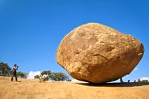 Bí ẩn tảng đá 250 tấn nằm nghiêng trên sườn dốc: Nghìn năm không đổ! 