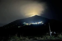 Sốt xình xịch mây dạ quang hiếm gặp xuất hiện trên núi Bà Đen