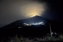 Sốt xình xịch mây dạ quang hiếm gặp xuất hiện trên núi Bà Đen