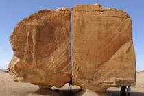 Tròn mắt khối đá nghìn tuổi bị xẻ đôi hoàn hảo như cắt laser