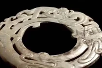 Cô gái chắt chiu 3 tháng để mua ngọc cổ tặng bà nội 