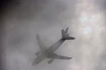 Đưa “fake news” máy bay “bốc hơi” năm 1954, tạp chí bị phạt nặng