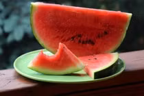 Dưa hấu cắt miếng bảo quản được bao lâu?