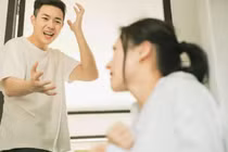 Chỉ câu nói của chồng phá nát không khí bữa cơm sum họp gia đình