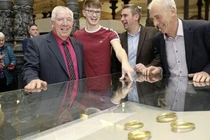 Đụng “kho báu” tiền tỷ khi đào cống, lão nông đổi đời sau một đêm 